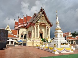 พระธาตุอรหันต์ หน้าพระอุโบสถที่อยู่ภายในวัด