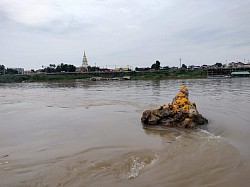 พระธาตุกลางน้ำองค์จริงที่อยู่กลางลำน้ำโขงจะจะเห็นได้ช่วงที่ระดับน้ำลดลง