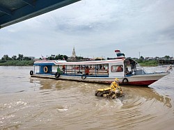 เรือบริการนักท่องเที่ยวสักการะองค์พระธาตุและลอยอังคาร