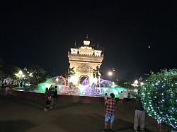 ประตูชัย ในบรรยากาศยามค่ำคืนก่อนการปรับปรุงใหม่