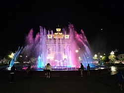 ประตูชัย: ในบรรยากาศยามค่ำคืนท่ามกลางการแสดงประกอบแสงสีระบำน้ำพุ