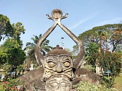 ปฏิมากรรมปูนปั้นภายในสวนฯ