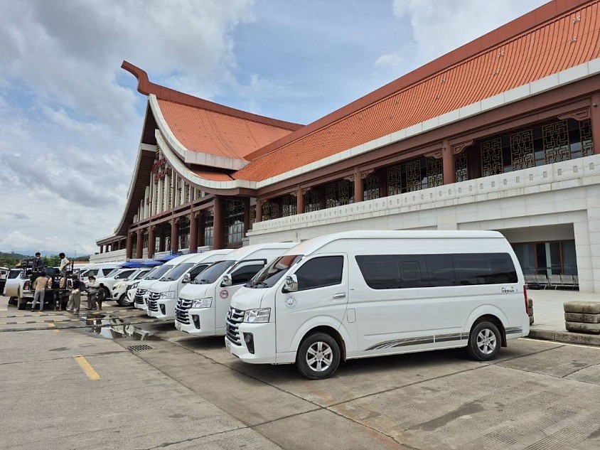 Van service at Loung Phrabang