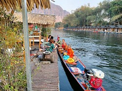 ใส่บาตรพระทางเรือ@เมืองเฟือง